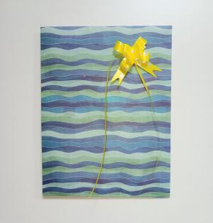 Sobre papel regalo con moño 24 cm x 32 cm